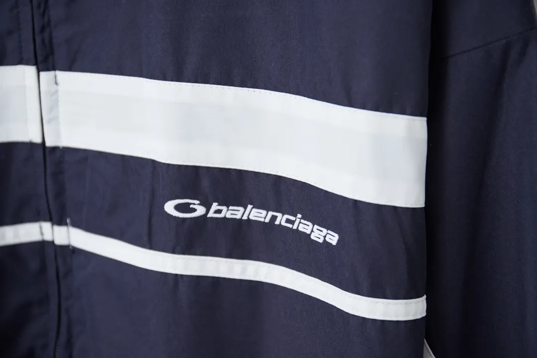 Balenciaga 𝘽𝘼𝙇𝙀𝙉𝘾𝙄𝘼𝙂𝘼 BLCG 25SS double-split waterproof waterproof jacket. Light luxury. A must-have item for men and women for daily commuting. Correct version. Welcome to compare. Detailed features · Customized matt Taslan jacket fabric · The entire fabric is pre-treated with a waterproof coating · The interior is made of three-grade polyester bird's eye mesh · OS ultra-loose silhouette design · Side zipper pockets Small stand-up collar design · Internal zipper pocket design · Elastic waistband design at the hem · Customized molded hardware zipper Jacket double puller design · Imported environmentally friendly glue screen printing process · Imported Tajima machine embroidery ring logo · Original main mark washed tag brand packaging Color: White/Royal Blue Size: 46/48/50/52
